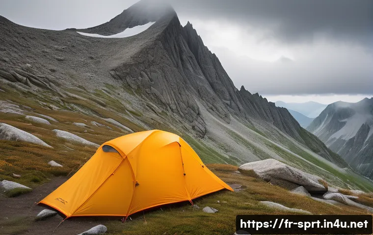 초경량 백패킹 텐트 추천 - A lightweight backpacking scene featuring a compact ultralight two-person tent pitched on a rocky mo...